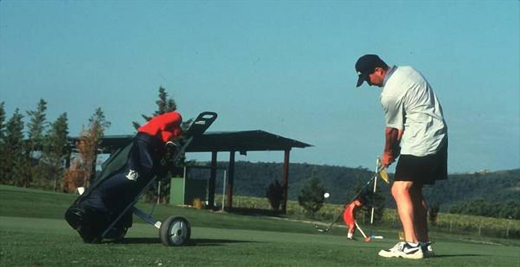 Tenuta Lamborghini Golf & Resort 帕尼卡莱 外观 照片